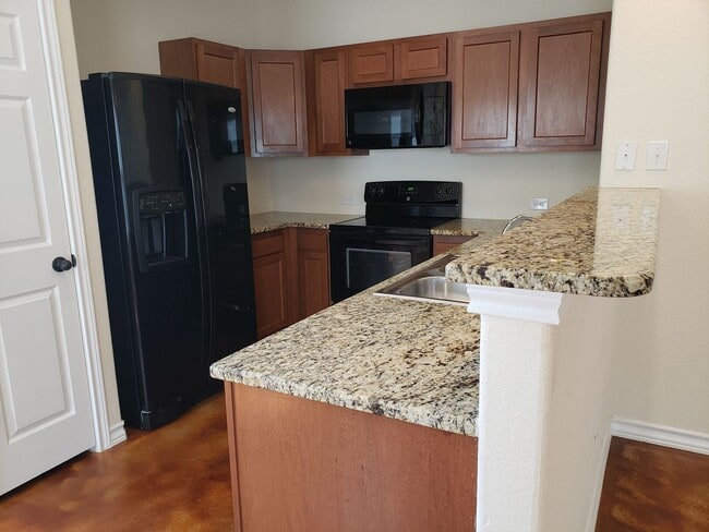 Building Photo - Townhome END unit
