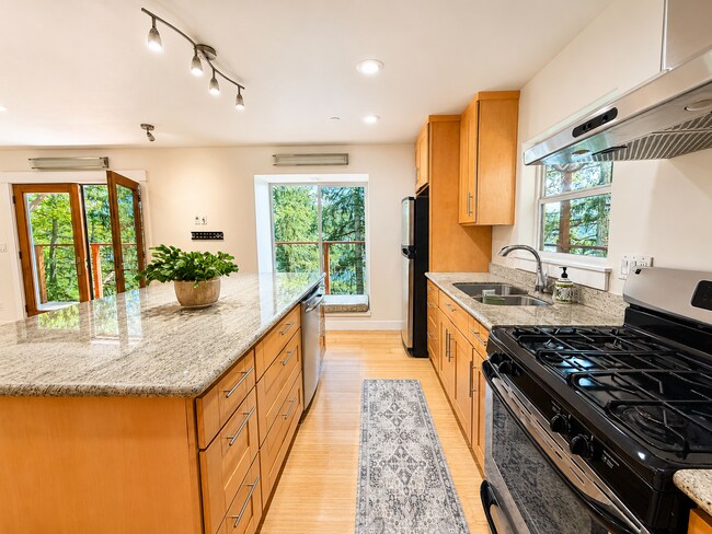 Building Photo - Elevated 2-Bedroom Home with Lake Sammamish Views