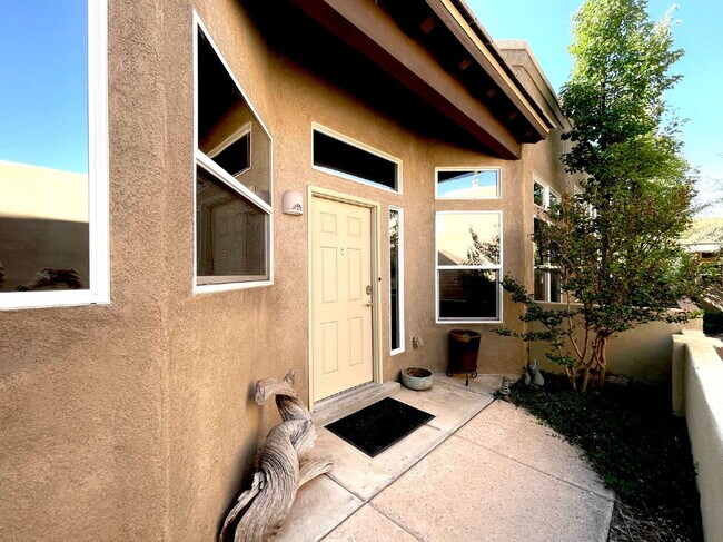 Building Photo - High Desert Beauty! Community Pool!