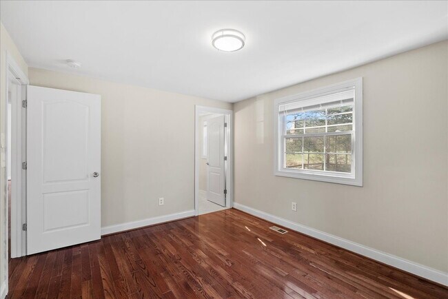 Building Photo - Available Now – Renovated 5BR / 3BA Home in Quiet Sterling Cul-de-Sac