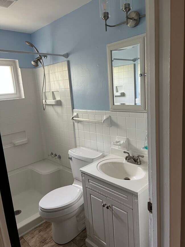 Building Photo - 1122 Sharon Ave