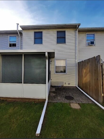 Back view - 14 Chelsea Sq