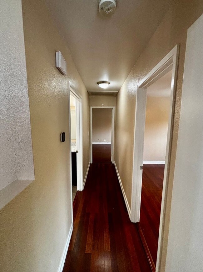 Building Photo - Updated and Spacious 2 bed 1.5 bath