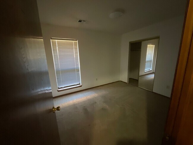 Building Photo - Spacious 3 bed, 2 bath, 2 living areas, 2 car garage