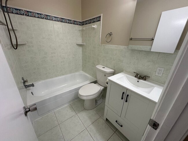 Building Photo - Beautifully remodeled 3-bed 2.5-bath Townh...
