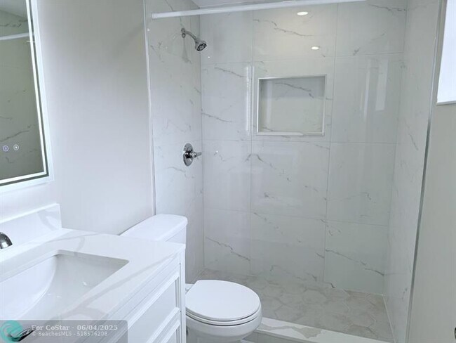 Building Photo - 2725 Middle River Dr
