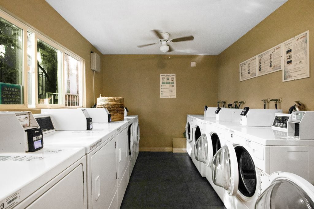 Building Photo - 355 N Maple St