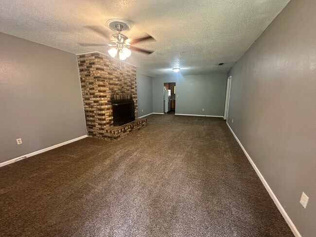 Building Photo - East Tallahassee Duplex avail now!