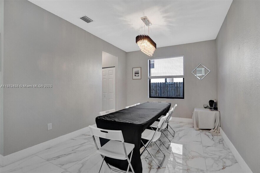 Building Photo - 268 NE 210th Way