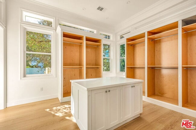 Building Photo - 9669 Oak Pass Rd