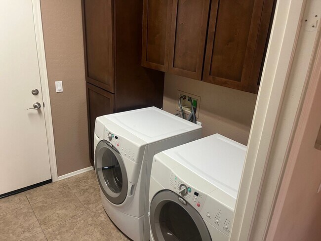 Building Photo - 16412 W Hope Dr