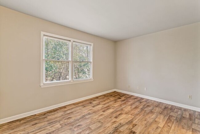 Building Photo - TH in UNCG Area, Laminate Wood Flooring, A...