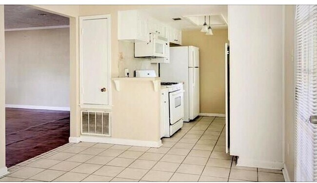 Building Photo - 1126 Progreso Dr