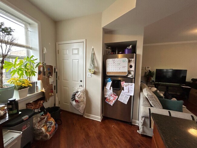 Building Photo - Beautiful 1 Bed / 1 Bath Apartment Available July 1st in Rogers Park!