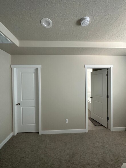 Building Photo - 4035 W Harper Ln