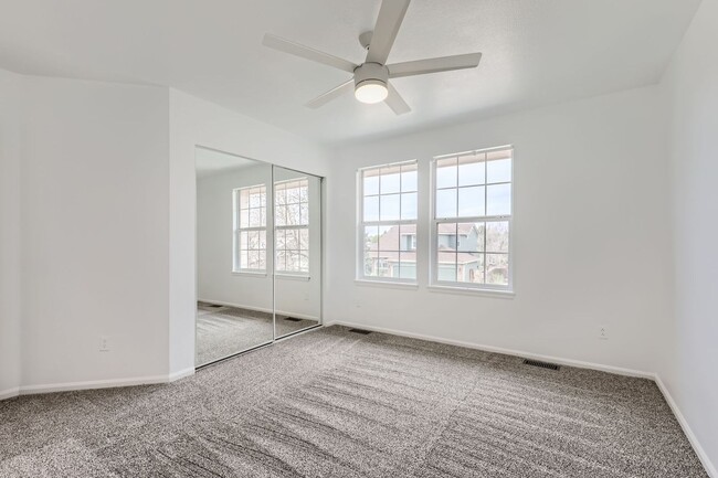 Building Photo - **Spacious, Light-Filled 4 bed, 4 bath wit...