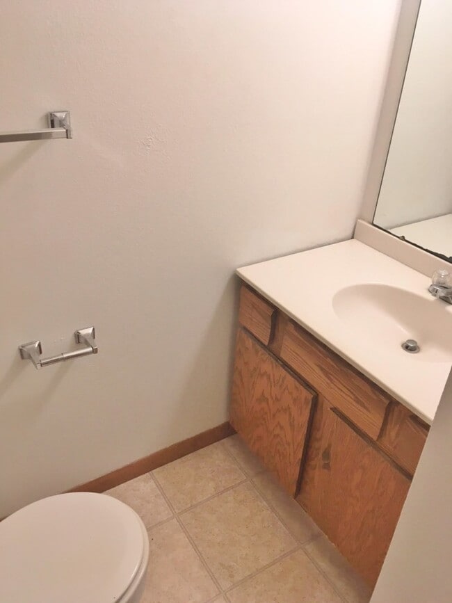 Building Photo - 3 Bedroom, 2 Bath Duplex in North Side Iowa City