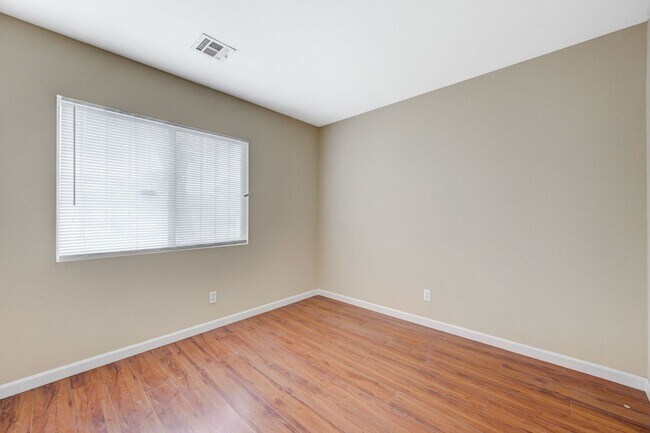 Building Photo - Rare Single Story Home with hard flooring!