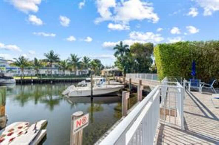 Building Photo - 3220 Bayview Dr