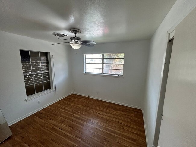 Building Photo - 3 Bedroom 2 Bath House in Corpus Christi! ...