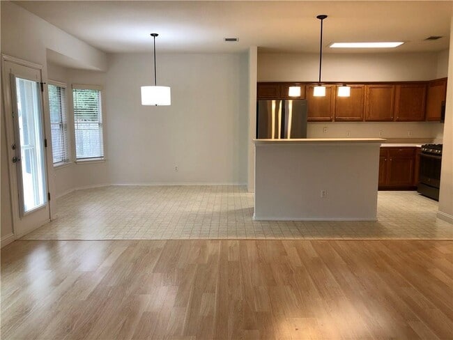 Building Photo - 1515 Lochaline Loop