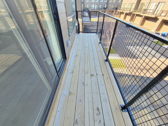 Building Photo - 1270 Lakepointe Dr