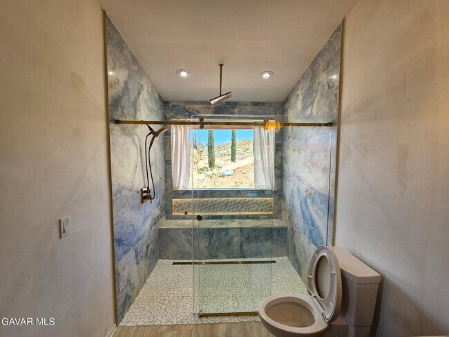 Building Photo - 145 Lakeview Dr