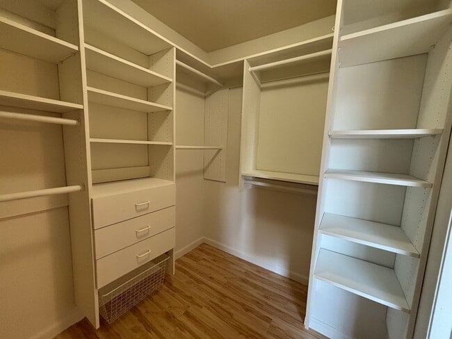 Building Photo - Amazing Spacious 2 Bedroom Condo in the He...