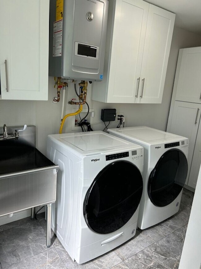 Building Photo - Newly Remodeled Duplex