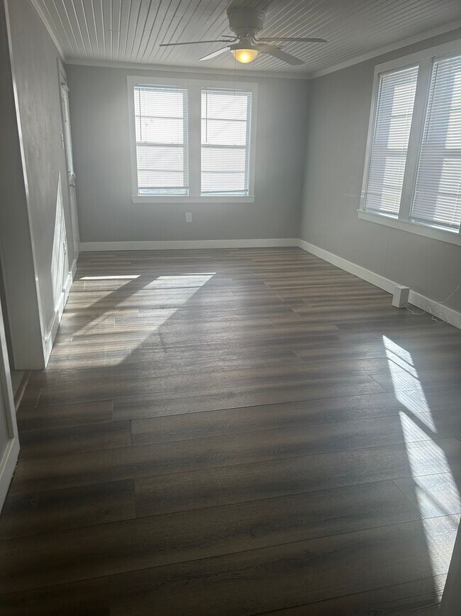 Building Photo - 1009 W 47th St