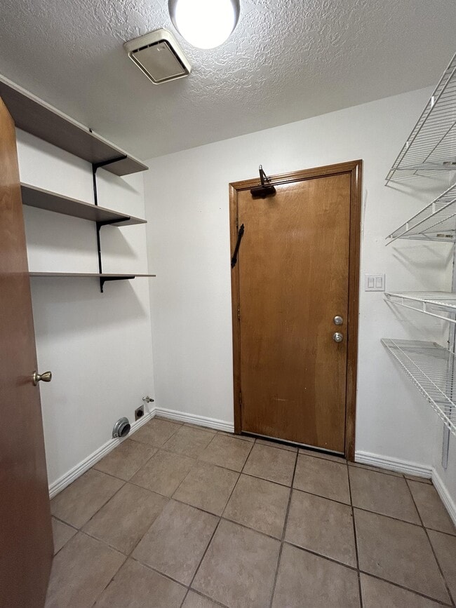 Building Photo - 6101 Equestrian Dr NW