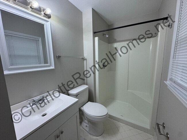 Building Photo - Nice split level home in Charlotte!