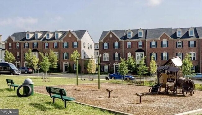 Building Photo - Beautiful Single Family home with Loft and Off Street Parking