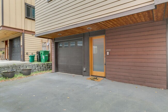 Building Photo - Bright, Modern 3 bed 2.5 Bath Townhome in ...