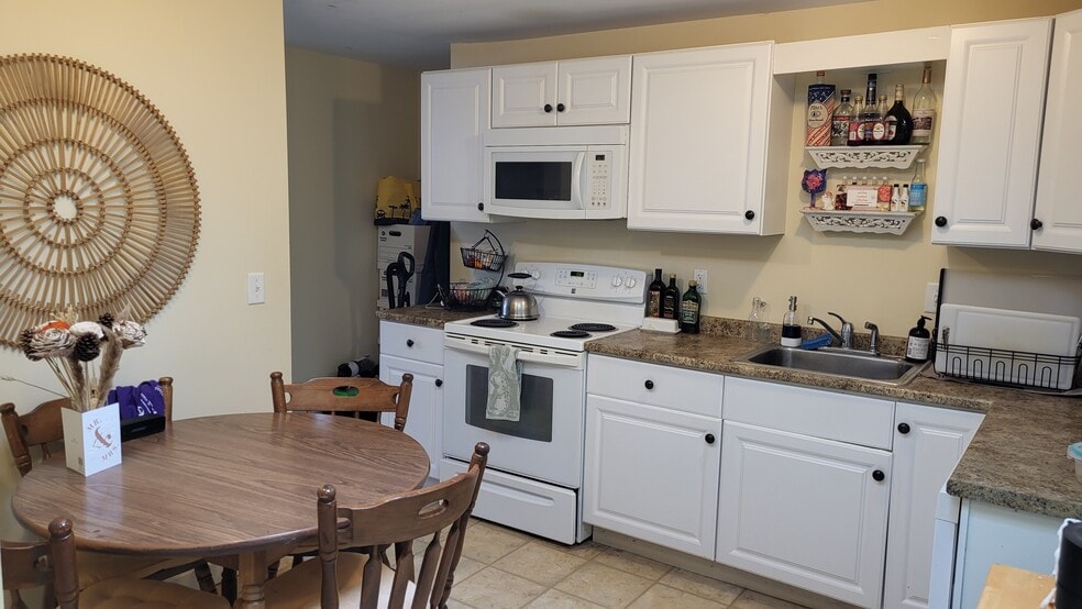 Building Photo - 167 Elm St