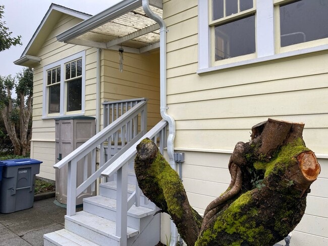 Building Photo - Spacious Craftsman Home