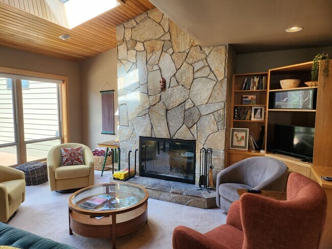 Building Photo - Riverfront - FALL SPECIAL - $250/OFF FIRST MONTH'S RENT WITH SIGNED LEASE