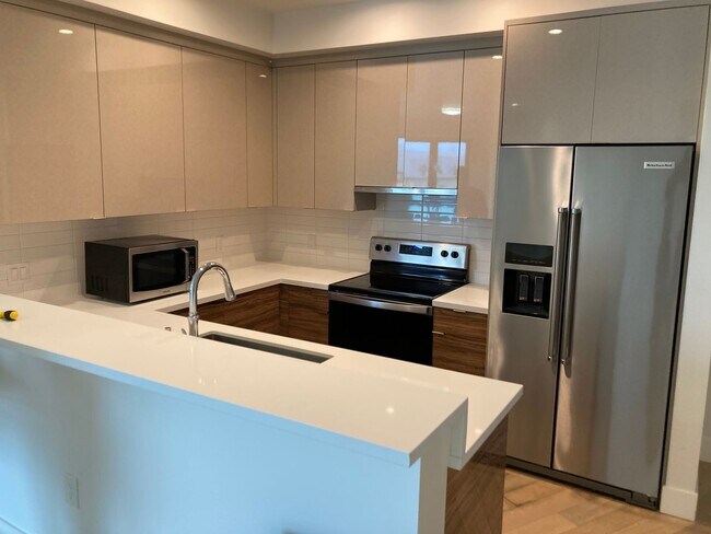 Building Photo - Back on the market! Modern 2 bedroom 2 bath condo blocks from the beach w/parking and washer/drye...