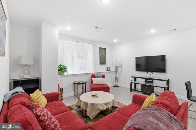 Building Photo - 925 N Broad St