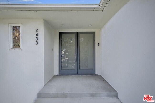 Building Photo - 2400 S Beverly Dr