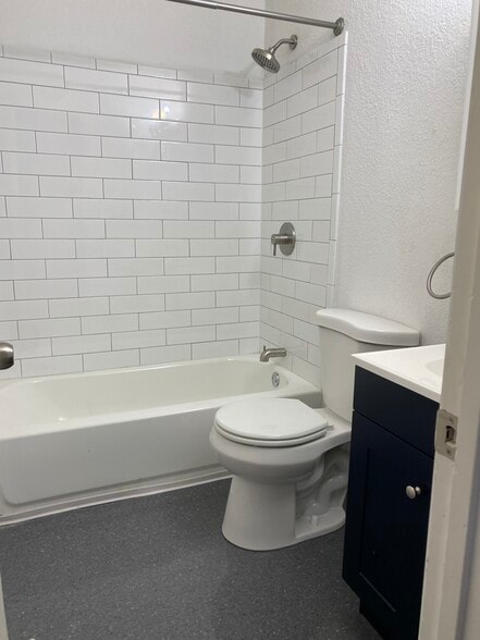Full bathroom - 2502 N 57th St