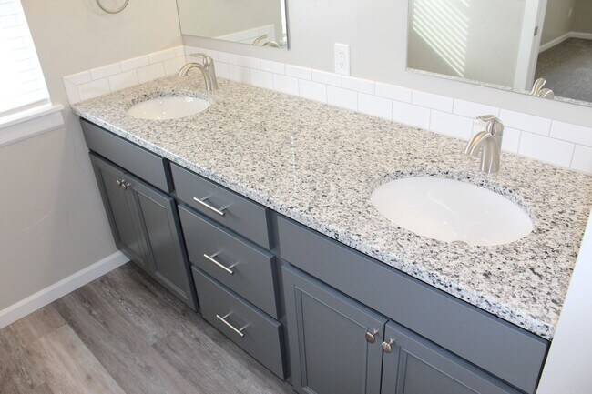 Building Photo - Beautiful Newer Townhouse