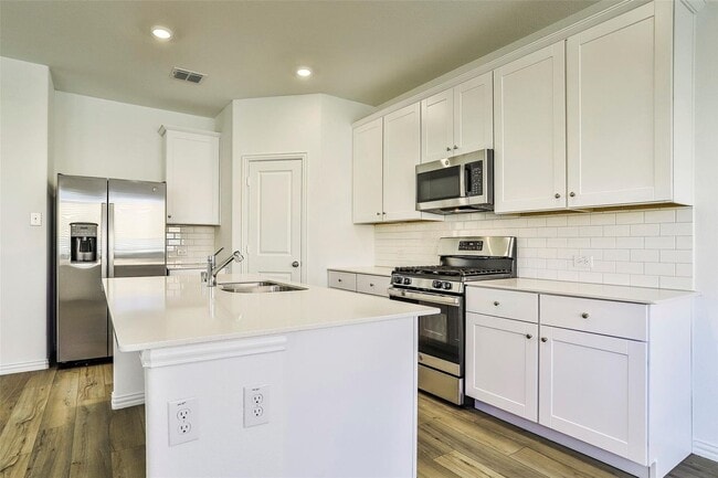 Building Photo - Cute Newer 4-2-2 N Ft. Worth