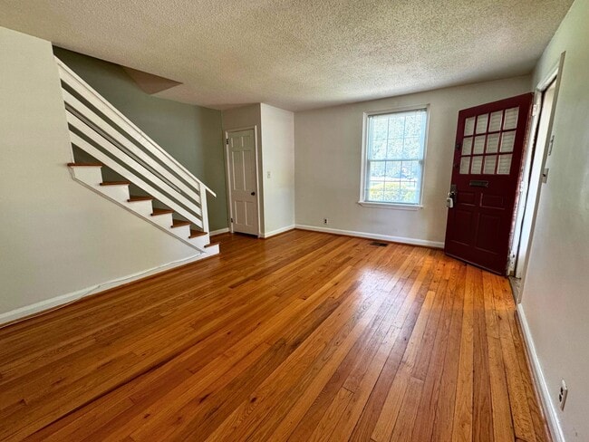 Building Photo - 3 level end unit 1br+den 2ba town house in...