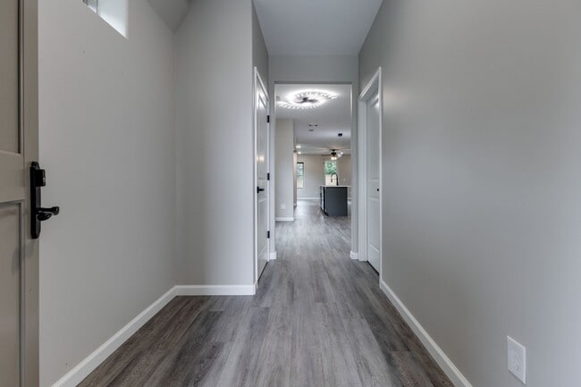 Building Photo - 271 Garry Dr