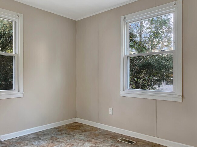 Building Photo - 1991 Higdon St