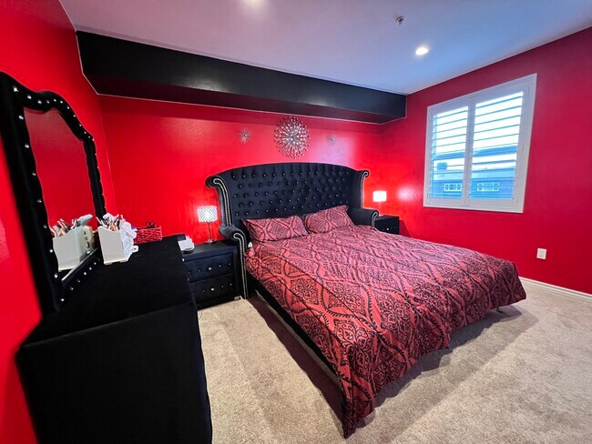 Spacious luxury master bedroom - 89 E Commonwealth Ave