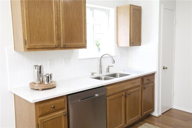 Building Photo - 1305 Green Terrace Dr
