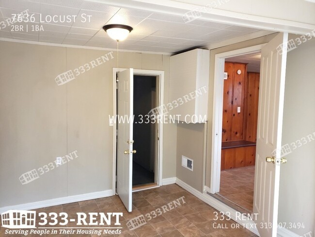 Building Photo - Location and convenience at your charming ...