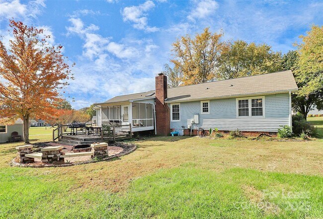 Building Photo - 4227 Deerfield Dr